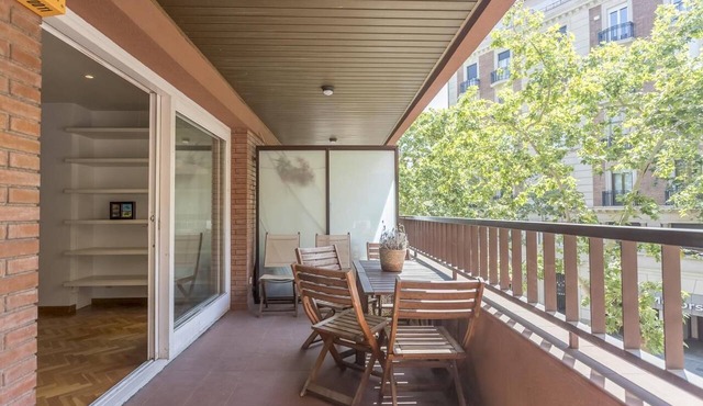 Bonanova apt. with terrace, classic style Spacious