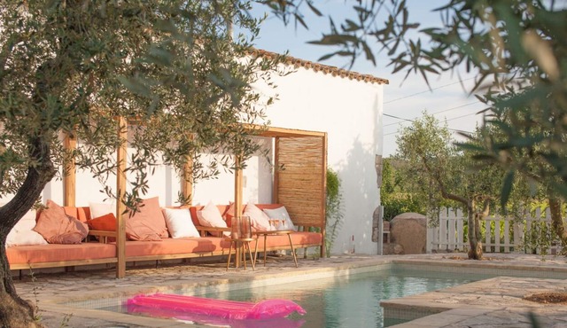 Boutique wine farm with comfortable en suite rooms, epic kitchen & private pool