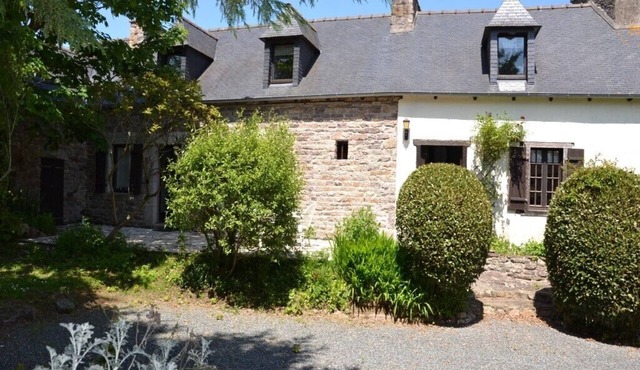 Breton stone house with garden near the beach