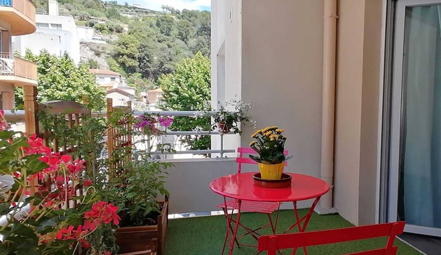 Bright 45m² in a lively area