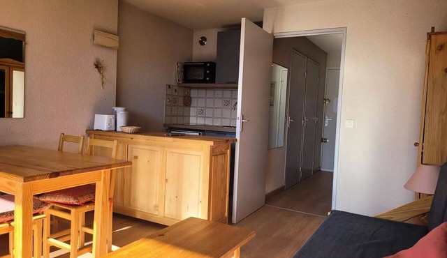 Bright and spacious studio for 4 people, with a balcony and a beautiful view of the valley