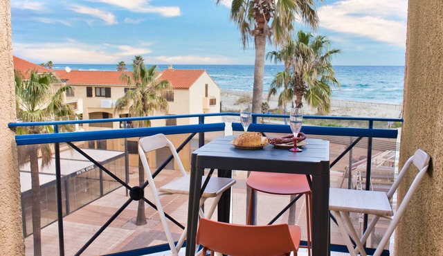 Bright apartment with sea view