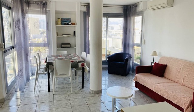 Bright apartment sea view, AC - 4 guests