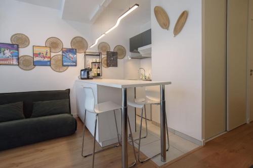 Bright modern with shared garden near Metro