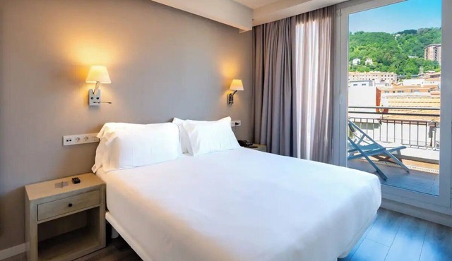 Bright Studio w/Laundry Area & Kitchen | Near Guggenheim – 11-Min Walk