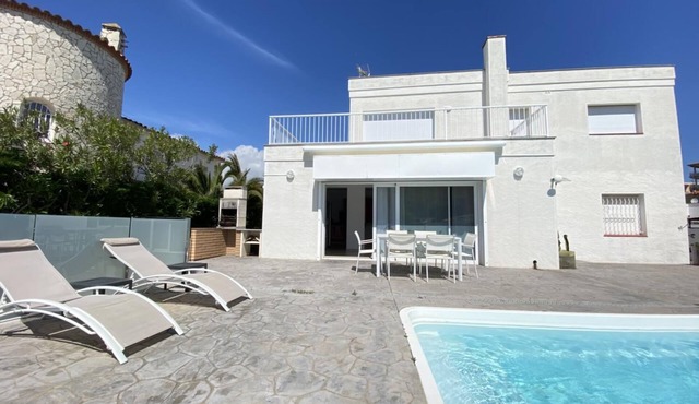 Cap Llarg 9 - Four Bedroom Chalet, Sleeps 8