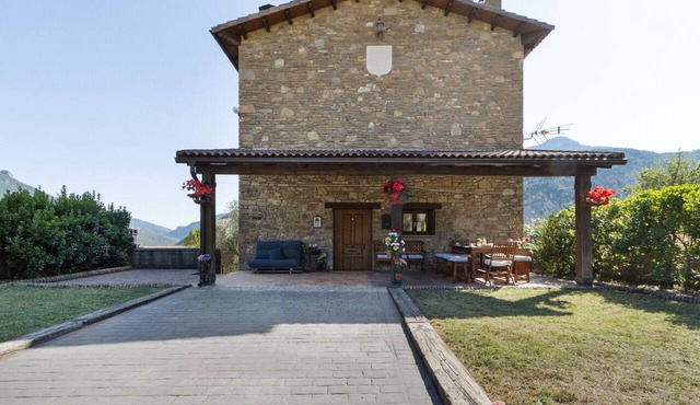 Casa Montenegro: Rural Retreat with Mountain Views, Garden, and BBQ