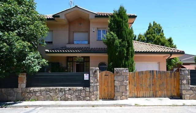 Casa Trepador Azul for 8 people with plot and table football.