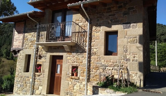Casa Ubriezo, shared pool, 4 bedrooms, Wi-Fi , private patio, garden and BBQ.