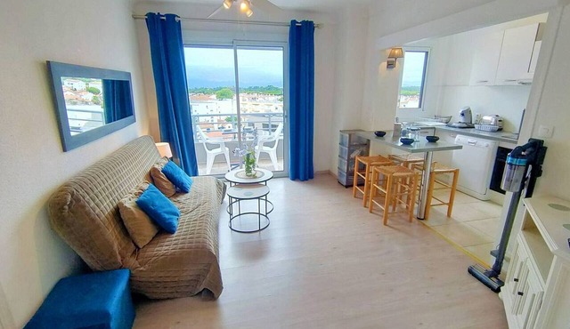 Central 2-room apartment, 5 people, includes parking