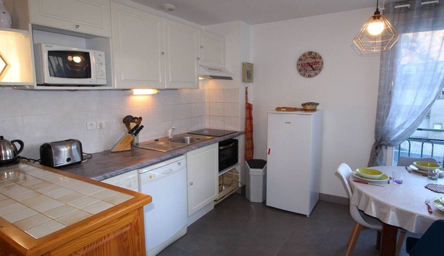 Central Apartment near Spa, 2 Bedrooms, Sleeps 6, Parking Included