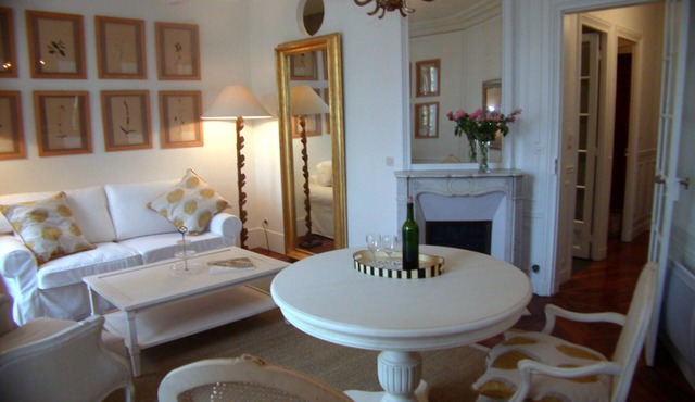 Central Parisian apartment. A 5 minute walk to the Notre-Dame and the Seine