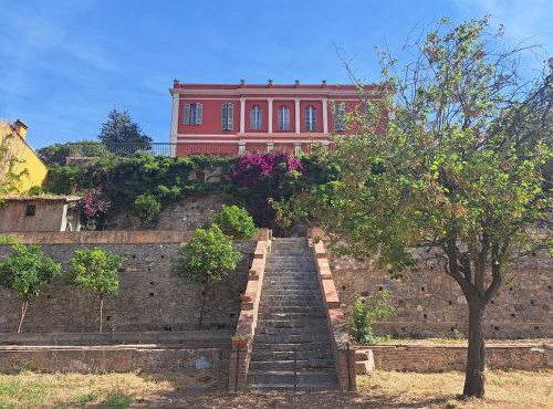 Château XVIII siècle au coeur d'un vignoble