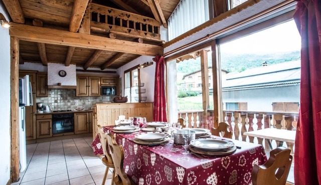 Chalet, terrace, balcony, fireplace or stove, parking, tv, ski locker, 120m²