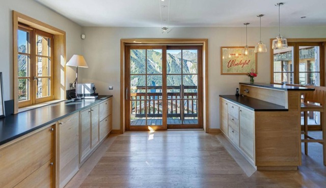 Chalet, terrace, balcony, fireplace or stove, parking, tv, ski locker, 430m²