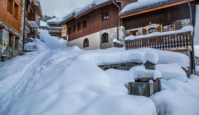 Chalet 10-12 people in the heart of Hameau de la Tania, in the resort center