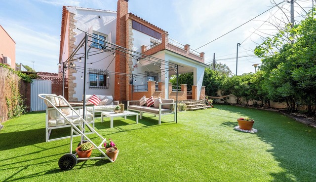 Chalet '50 M to the Beach' with Private Terrace, Wi-Fi and Air Conditioning