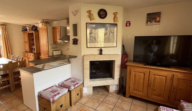 Chalet, 60m from shops, 3rd floor, view ski slopes, balcony, fireplace or stove, tv, ski locker