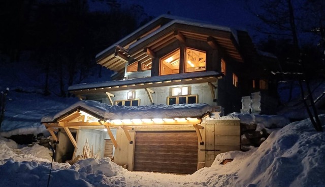 Chalet le Mont Seti at 1800 m altitude, 2 steps from the ski slopes!