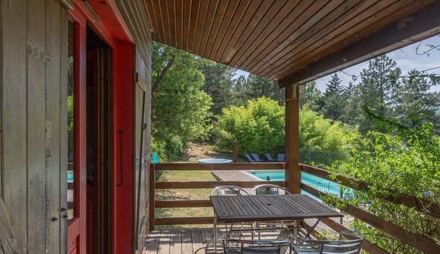 Chalet 'Rouge 4 Personnes' with Balcony and Wi-Fi