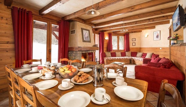 Chalet, terrace, fireplace or stove, parking, tv, ski locker, 160m², La Tania