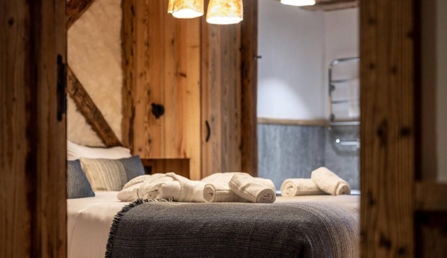 Chalet, wifi, view mountain, sauna, terrace, balcony, fireplace or stove, parking, tv, ski locker