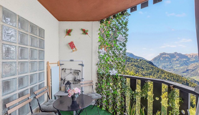 'Chaleureux 4 Couchages' Apartment with Mountain View, Private Terrace and Wi-Fi