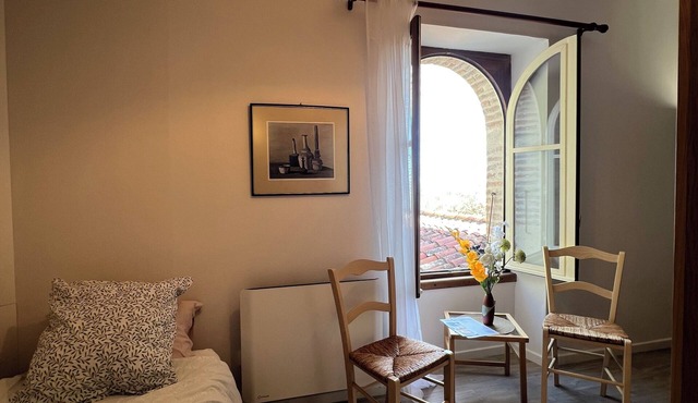 Chambre du levant with 2 single beds and shared bathroom