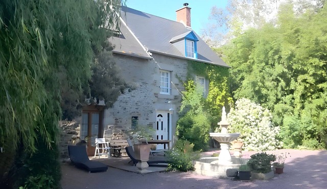 Charming 17th-Century Holiday Home “Gîte Le Mont Saint Michel” with Wi-Fi
