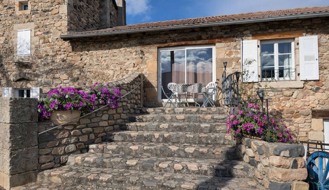 Charming 19th-Century Barn in Quiet Village with Nearby Chateau, Historic Sites & Outdoor Activities