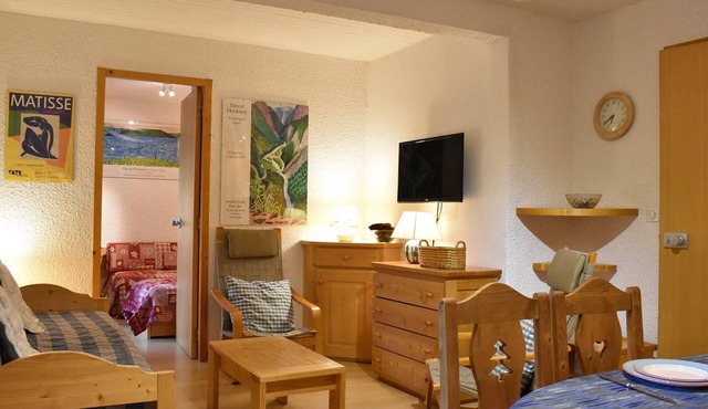 Charming 2-BR Apartment for 6 with South-Facing Balcony, Near Slopes and Shops in Méribel