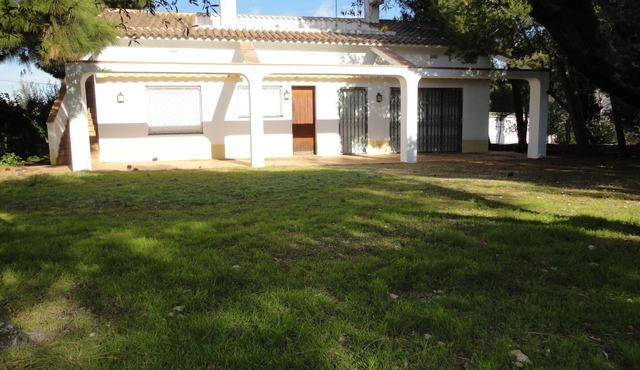 Charming 3-Bedroom House with Garden & BBQ, 200m from Marina in Torredembarra