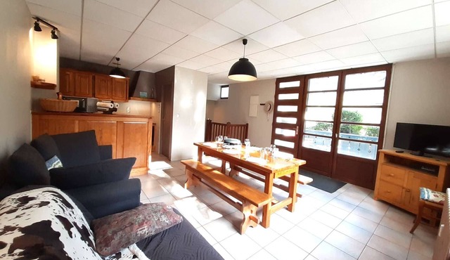 Charming 3-Bedroom Souplex Apt for 7 with Terrace - Vignec, France
