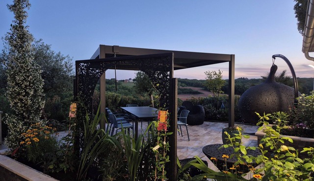 CHARMING, AIR-CONDITIONED VACATION RENTAL IN THE HEART OF A LUSH GREEN SETTING