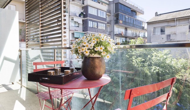 Charming Apartment in the Center w/Balcony for 6