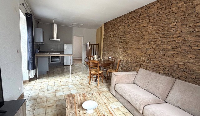 CHARMING APARTMENT IN THE HEART OF PIERRES DOREES