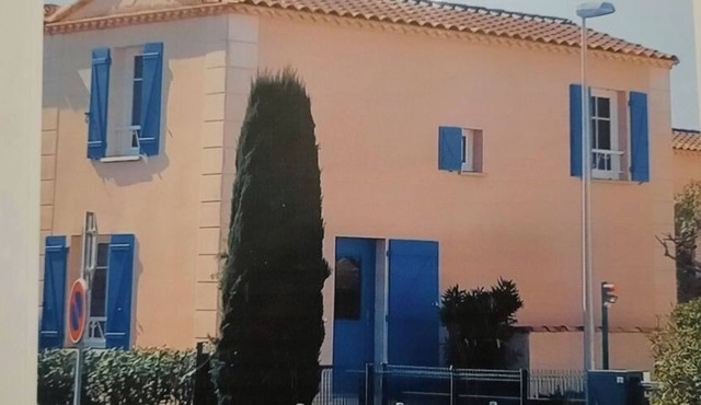 Charming canal-side house 150m from the citadel