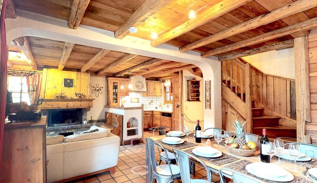 CHARMING CHALET, MERIBEL CENTER, NEAR THE SLOPES, SPA