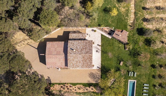 Charming country house with swimming pool, Jacuzzi and Luberon mountains