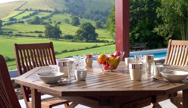Charming gîte with swimming pool and mountain views in the heart of the Basque Country