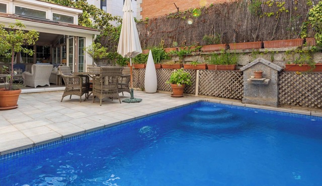 Charming home with pool in center of Madrid sleeps 12+