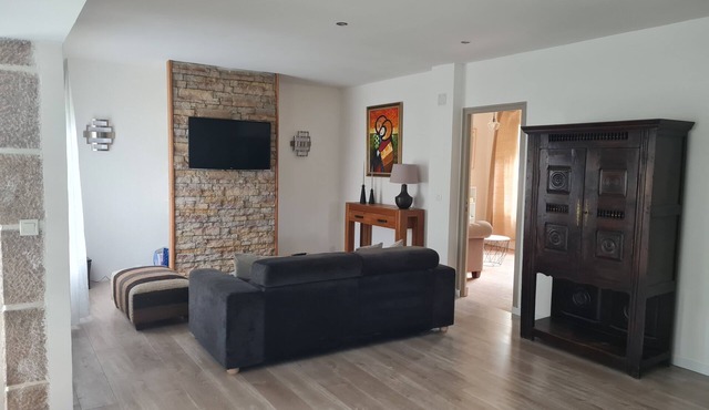 Charming house with garden, 10 mm walk from the port and close to the beaches.