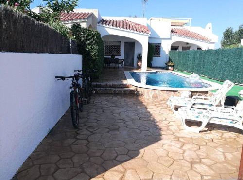 Charming House with Shared Pool in Riumar