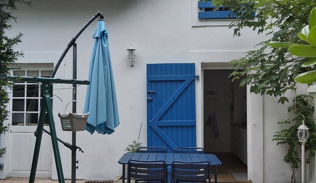 Charming little blue house in the heart of the moors near ocean and lake of Leon