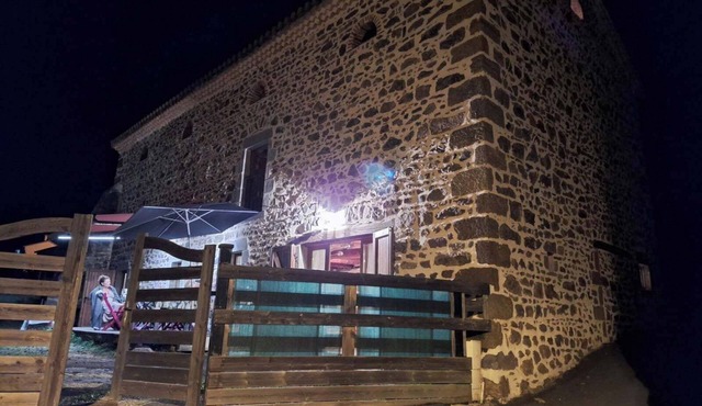 Charming stone and wood gîte with large capacity