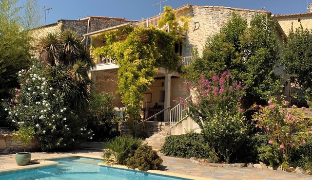 Charming Stone Apartment house, with swimming pool near Uzès