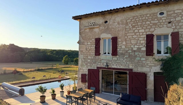 Charming vacation rental for 6 people, with a pool and hot tub.