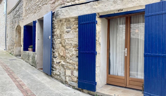 Charming Village House, Maison Bleu, near beaches, mountains, historic sites