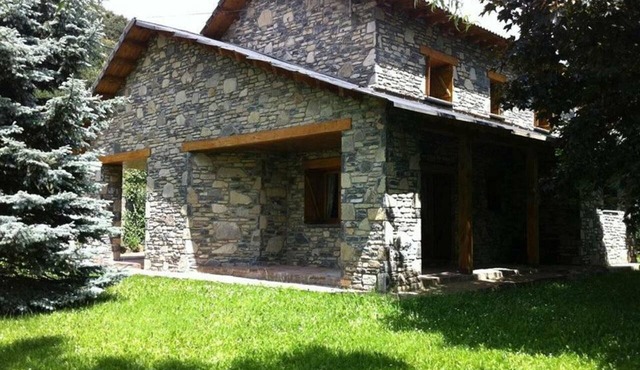 Charming Villa with Garden, BBQ & Spacious Interiors in Villanúa