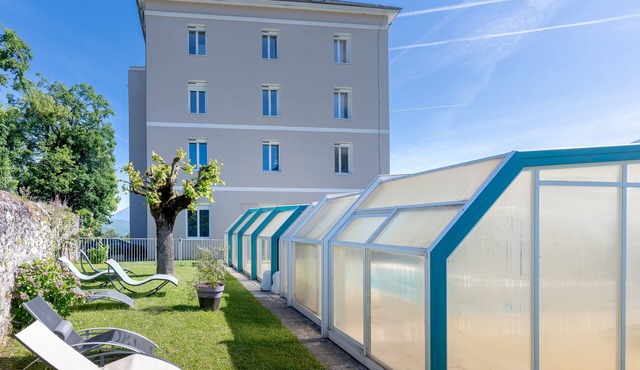 "Clos Du Oui" with Pool, Shared Terrace & Garden – Rate for 50 Guests